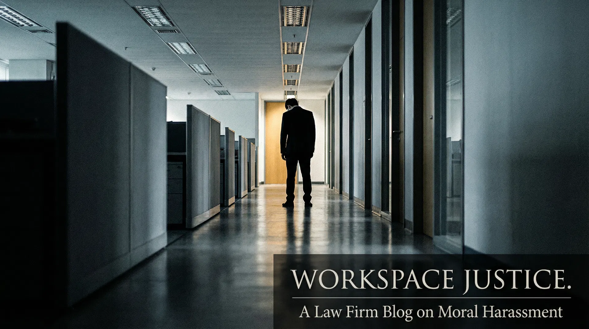 Silhueta de trabalhador isolado em corredor corporativo representando assédio moral - Fávere Advogados Associados em Florianópolis