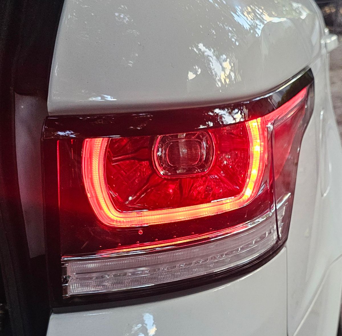 Luz Trasera Derecha – Range Rover Sport 2018 -2020  Original / OEM – Excelente condición - Imagen 1