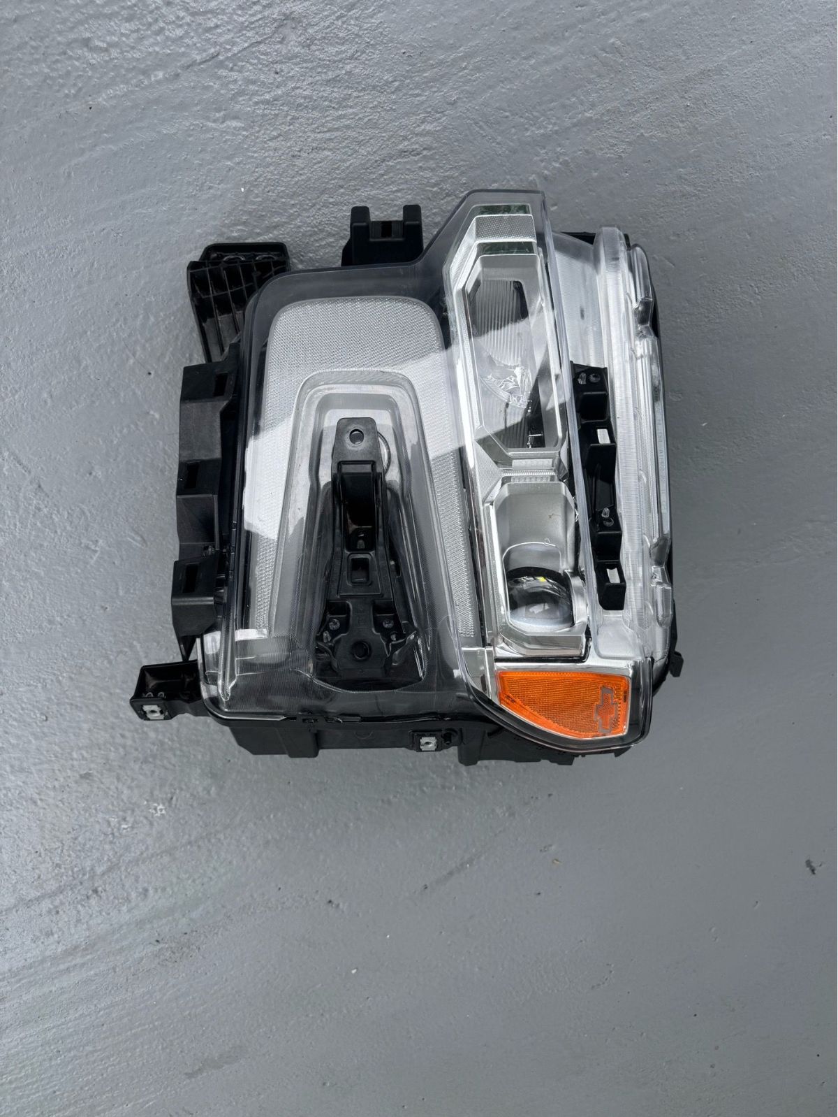 PANTALLA FAROL PARA SILVERADO 2025 - Imagen 1