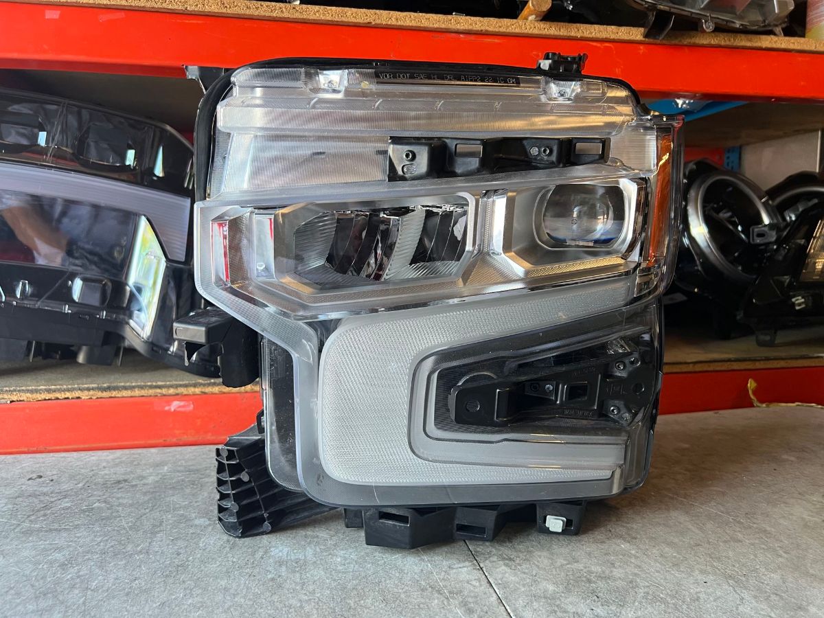 ILUMINA EL CAMINO: FAROL PANTALLA LED PREMIUM PARA CHEVY SILVERADO 1500 (2025) - Imagen 1