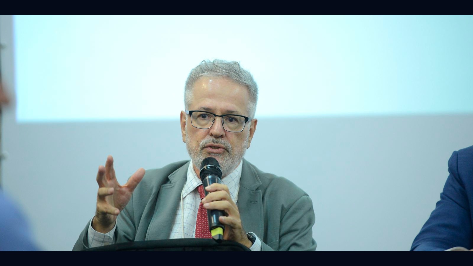 Manoel Barral-Netto, pesquisador da Fiocruz, fala ao microfone na apresentação do Aesop, no Rio de Janeiro, em 14 de fevereiro de 2023.