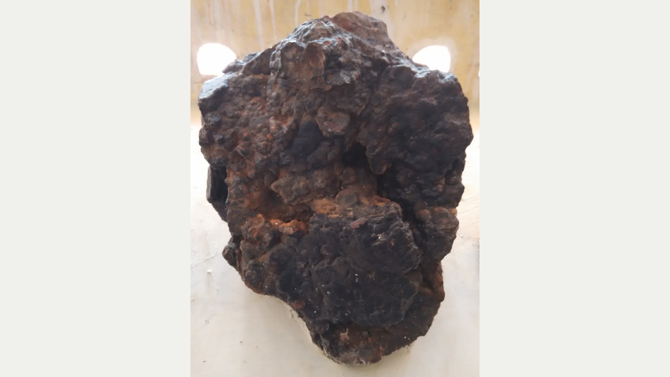 Amostra de minério de manganês fotografada em exposição mineral