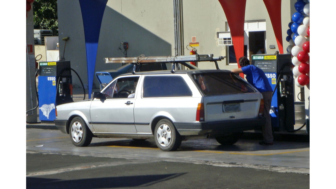 Carro movido a etanol sendo abastecido em um posto no Brasil