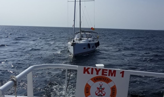 Yakıtı biten yelkenli tekne marinaya yanaştırıldı!