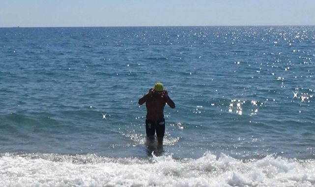 Mersin'den Kıbrıs'a tek başına yüzüyor!