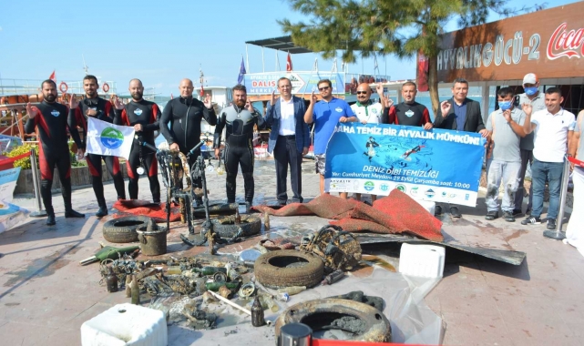 Deniz kirliliğini sahilde sergilediler!