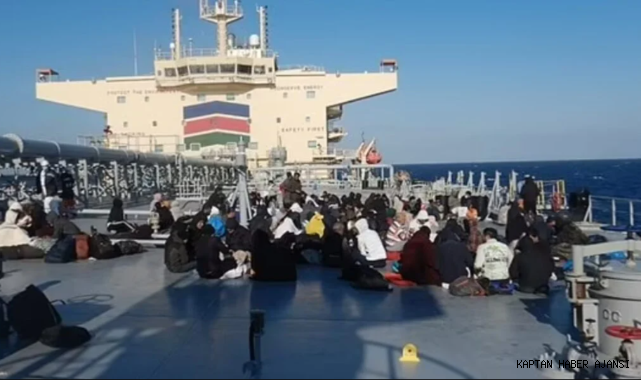 Yük gemisi teknesi batan 150 göçmeni kurtardı!