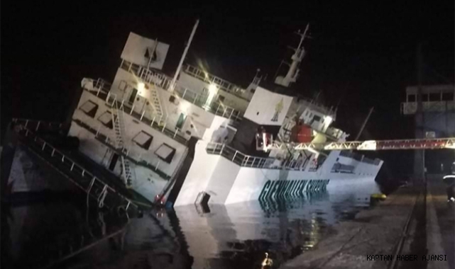 Cezayir'de limanda demirli olan gemi yan yattı!