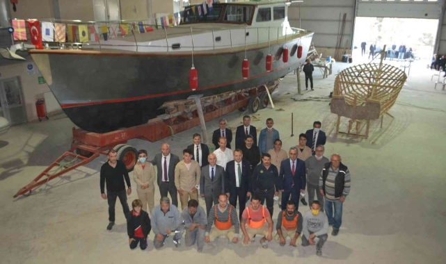 Denizcilik Lisesi öğrencileri 15 metre boyunda tekne yaptı!