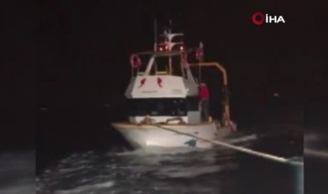 Arıza yapan balıkçı teknesi meslektaşları tarafından kurtarıldı!