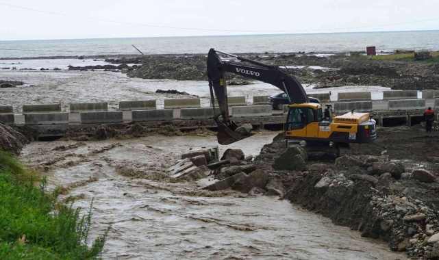 Sel suları denizde doğal mendirek oluşturdu!