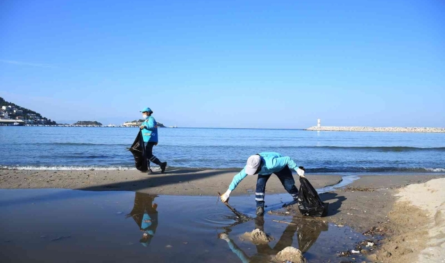 Kuşadası'nda sahilden 75 kilogram atık toplandı!