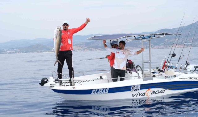 210 sporcu 105 tekne ile en büyük ve en çok balığı tutmak için yarıştı!