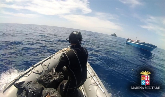 İtalya, Akdeniz'de mahsur kalan 296 göçmeni kurtardı!