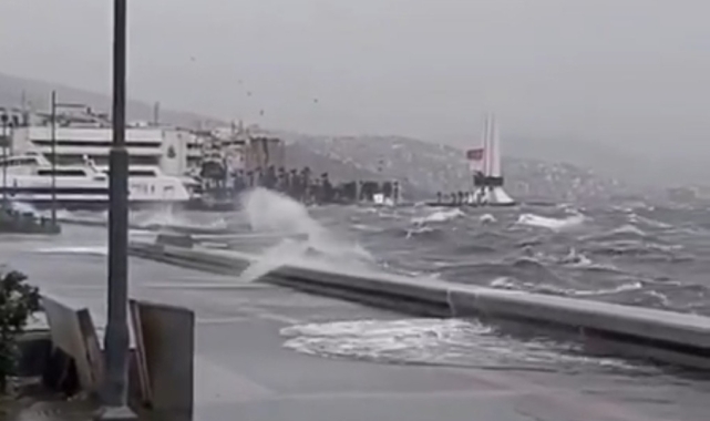 İzmir'de deniz taştı: O anlar böyle görüntülendi!