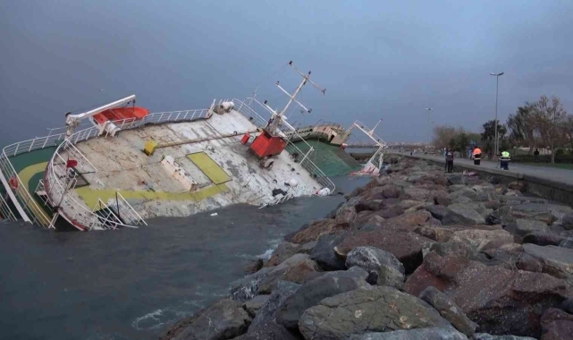 Maltepe'de fırtınada yan yatan geminin akıbeti gün ağarınca görüldü