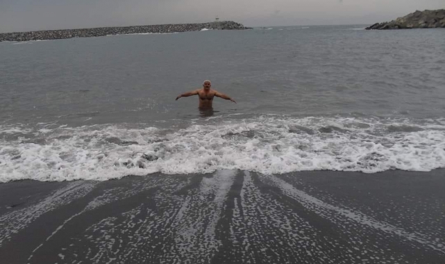 Buz Adam 7 derecede denize girdi!