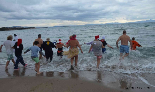 Didim'de geleneksel sokak hayvanları etkinliği için denize girildi!