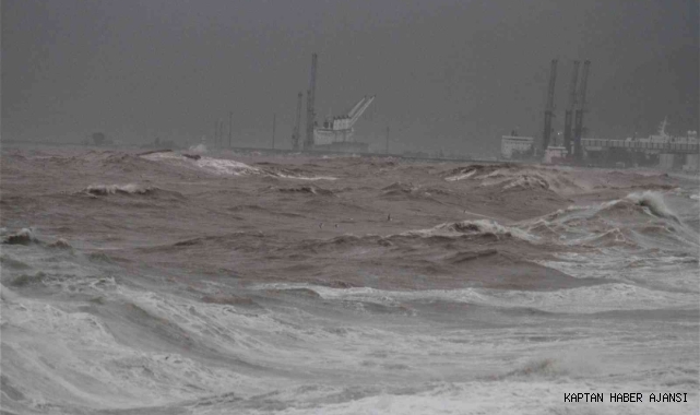 Dünyaca ünlü sahilde denizin rengi kahverengiye döndü!