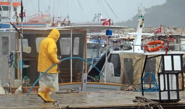 Antalya'da yağıştan dolayı iki tekne battı, balıkçılar nöbete koştu!
