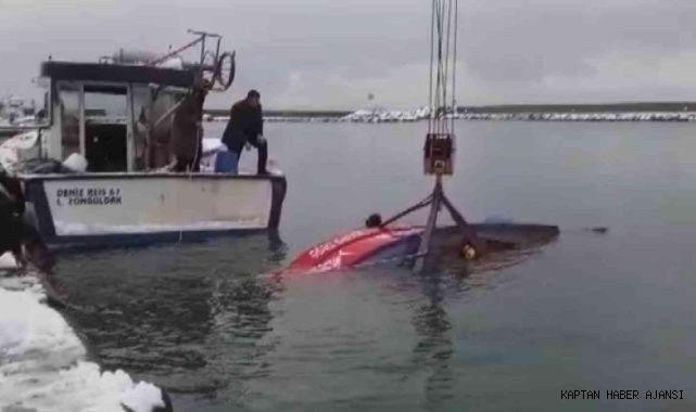 Kar yağışı sonrası limandaki 6 tekne su altında kaldı