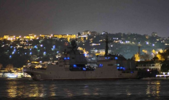 Rus savaş gemileri İstanbul Boğazı'ndan geçti