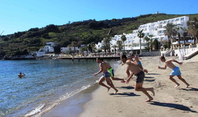 Sıcak havayı görünce soluğu denizde aldılar!