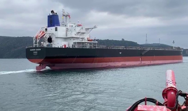 Açılan ateş sonucu hasar alan gemiler İstanbul Boğazı'ndan geçti!