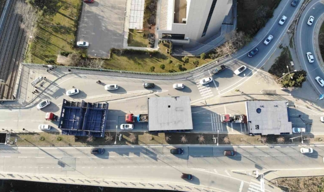 Tuzla'da tırlarla taşınan gemi parçaları nedeniyle yol trafiğe kapatıldı!
