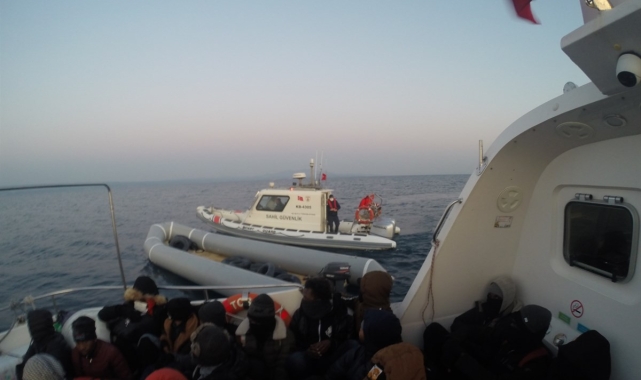 Balıkesir açıklarında 30 düzensiz göçmen kurtarıldı