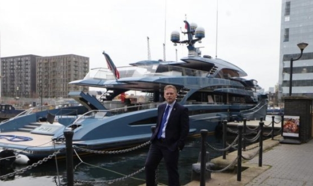 İngiltere, ilk kez karasularındaki bir Rus süper yata el koydu