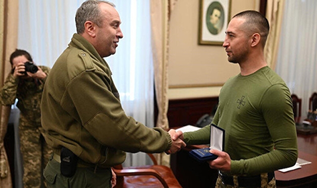 Yılan adasında Rus gemisine rest çeken Ukraynalı askere madalya