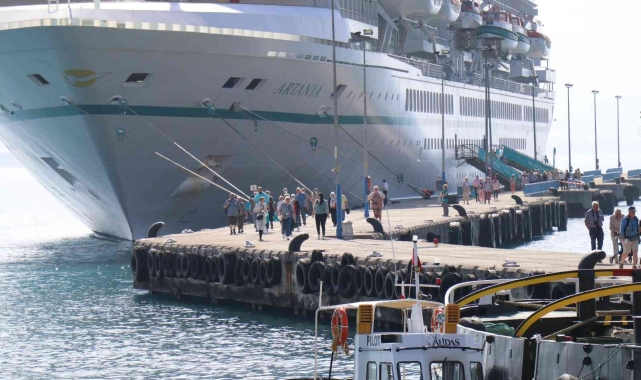 Yılın ilk kruvaziyer gemisi 690 yolcusu ile Alanya'da geldi