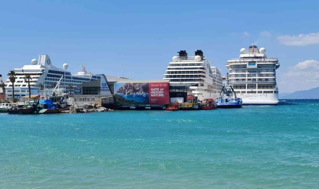 Kuşadası'na  4 kruvaziyer gemisi aynı anda yanaştı