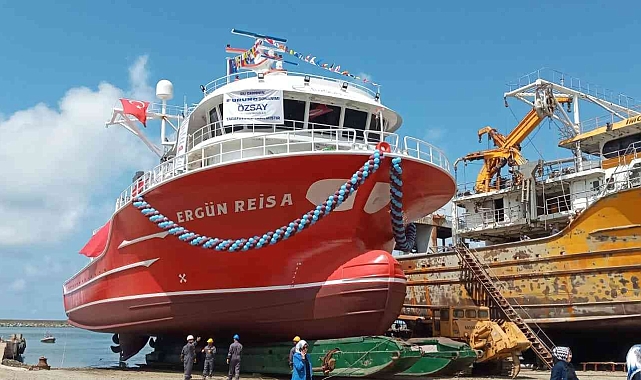 Bakan Karaismailoğlu Çamburnu Tersanesi'nde gemi indirme törenine katıldı