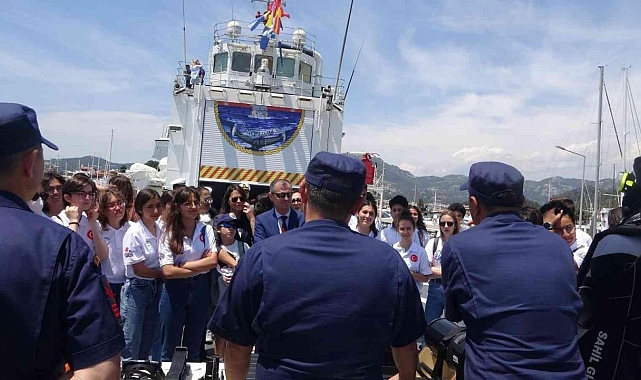 Sahil Güvenlik gemisi 19 Mayıs'ta gençleri ağırladı