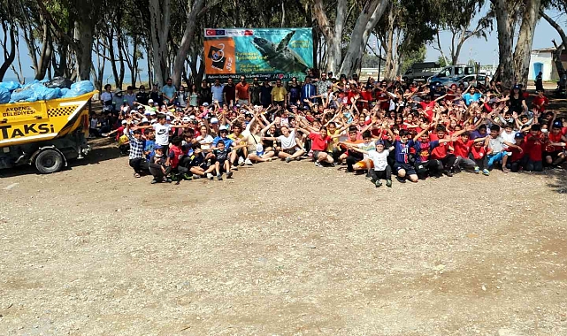 Mersin'de 300 öğrenci deniz kaplumbağaları için sahili temizledi