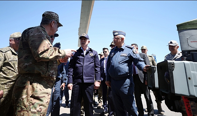 Bakan Akar ve Azerbaycan Savunma Bakanı Hasanov'dan hava üssü ile askeri tersane ziyareti