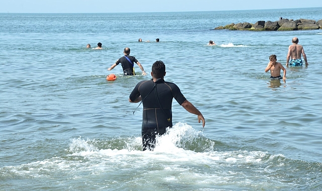 Serinlemek için girdikleri denizde boğulma tehlikesi yaşadılar