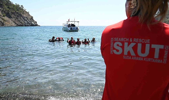 Denizin dibinden pet şişeler, otomobil lastiği, izmarit, poşet çıktı