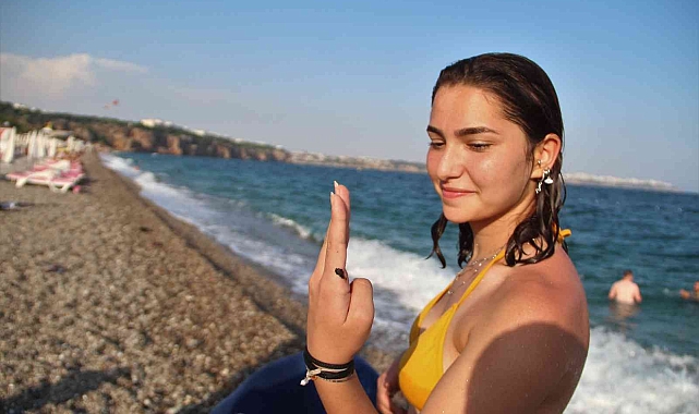 Konyaaltı Sahili'nde denize girenlerin üstüne zifti andıran bir madde yapıştı