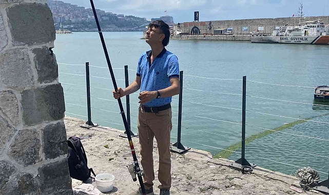 Yunuslar binlerce istavriti limana sıkıştırdı, vatandaşlar kova kova balık avladı