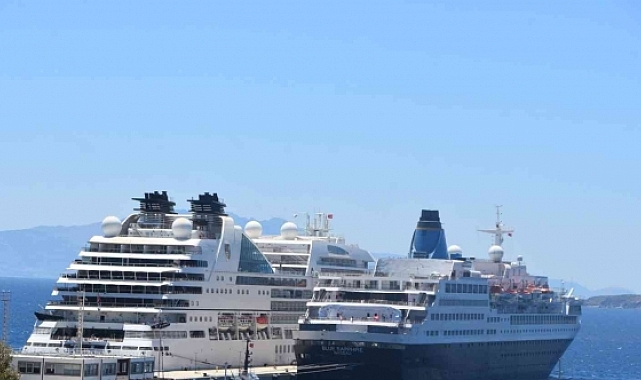 İki dev yolcu gemisi Bodrum'a geldi