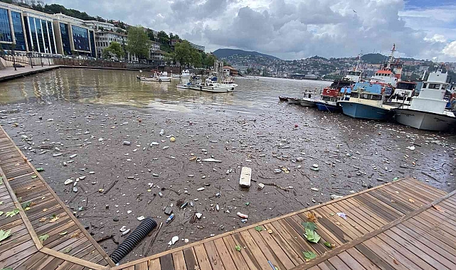 Kırmızı alarmın verildiği kentte çöpler limana doldu