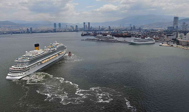 İzmir'e aynı gün 3 kruvaziyer