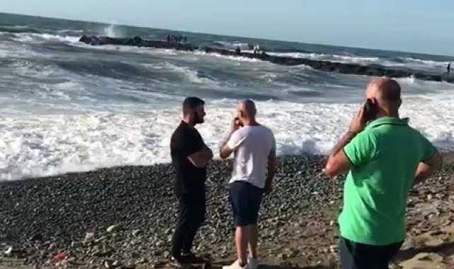 Of'ta denize giren genç dalgalar arasında kayboldu