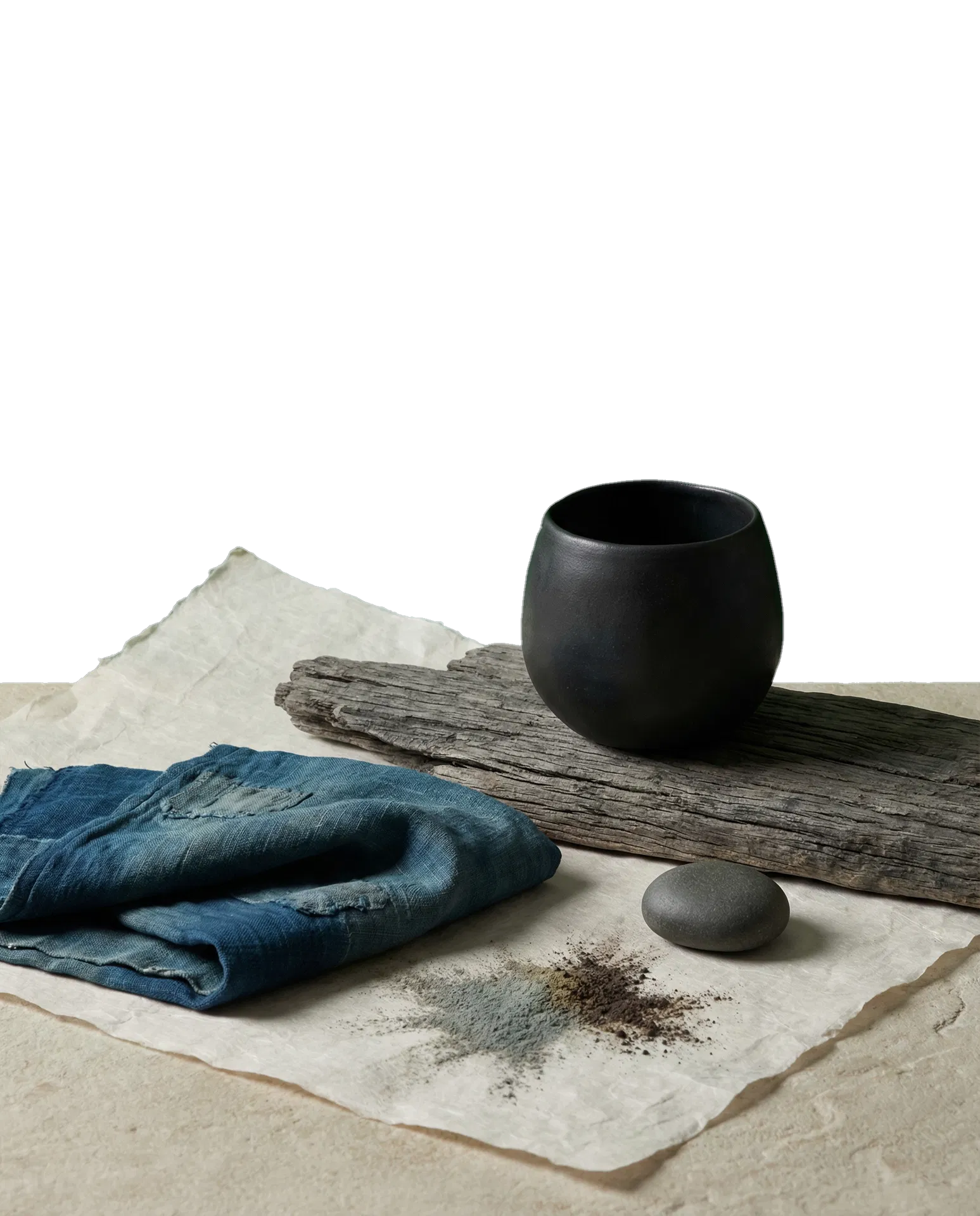 和紙、石、黒陶、古布など、泰来の素材感とチベット文化の余韻を示す静物