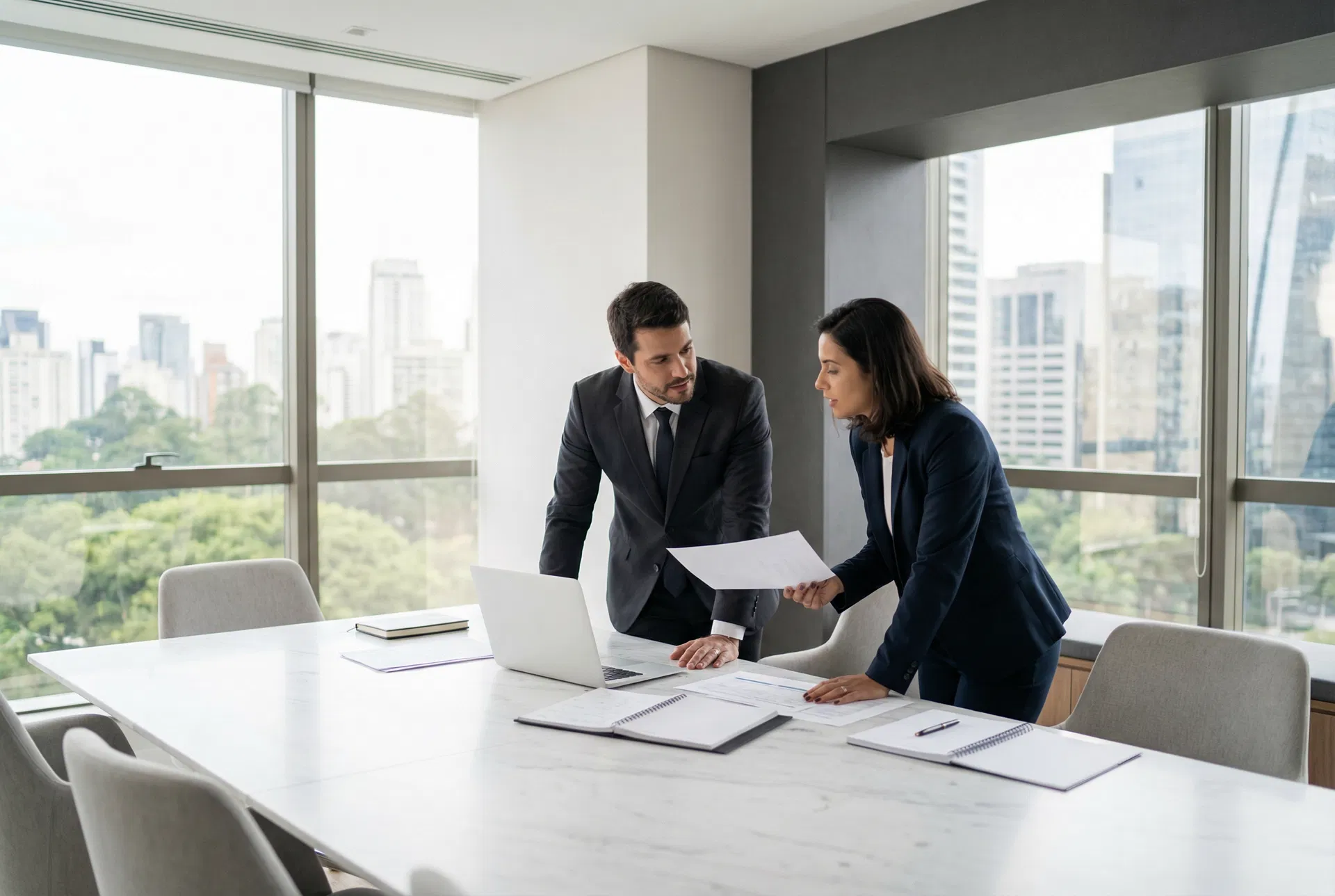 Equipe Linka Brasil em reunião de negócios
