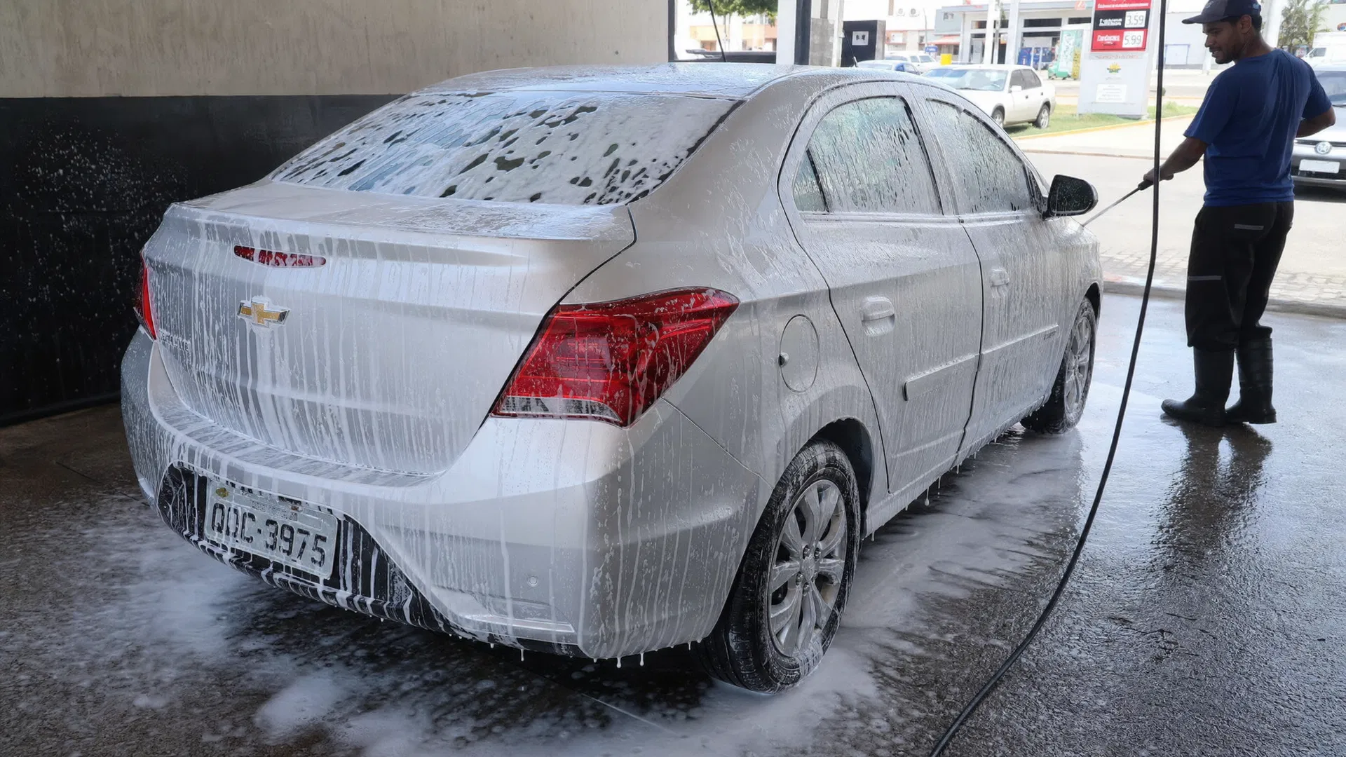 Carro sendo lavado