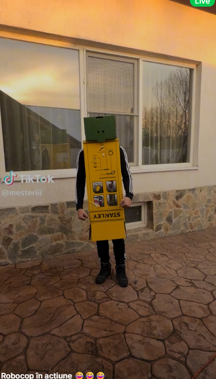 Robocop în acțiune 😂😂😂